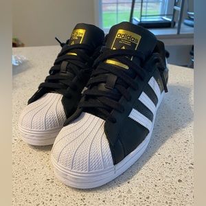 Women’s 9.5 adidas superstars